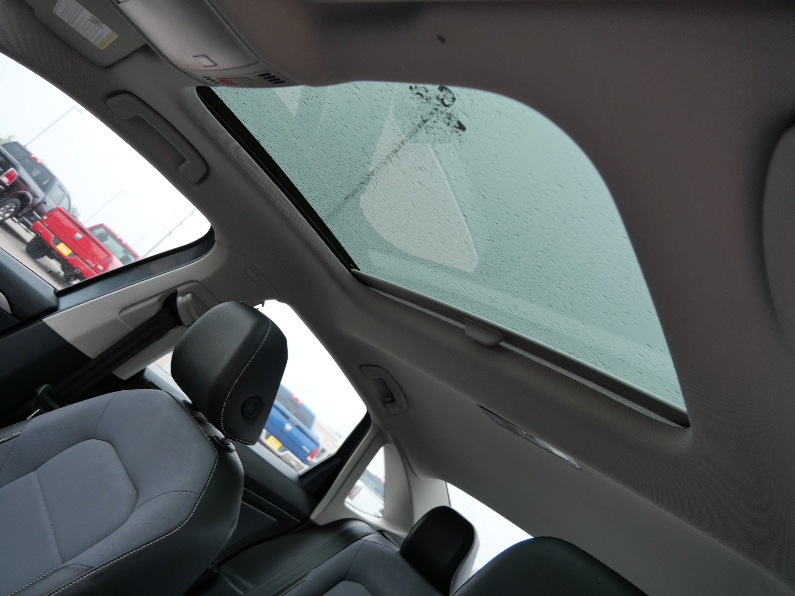 Used 2025 Volkswagen Jetta SE w/ Sunroof Package FWD image 19
