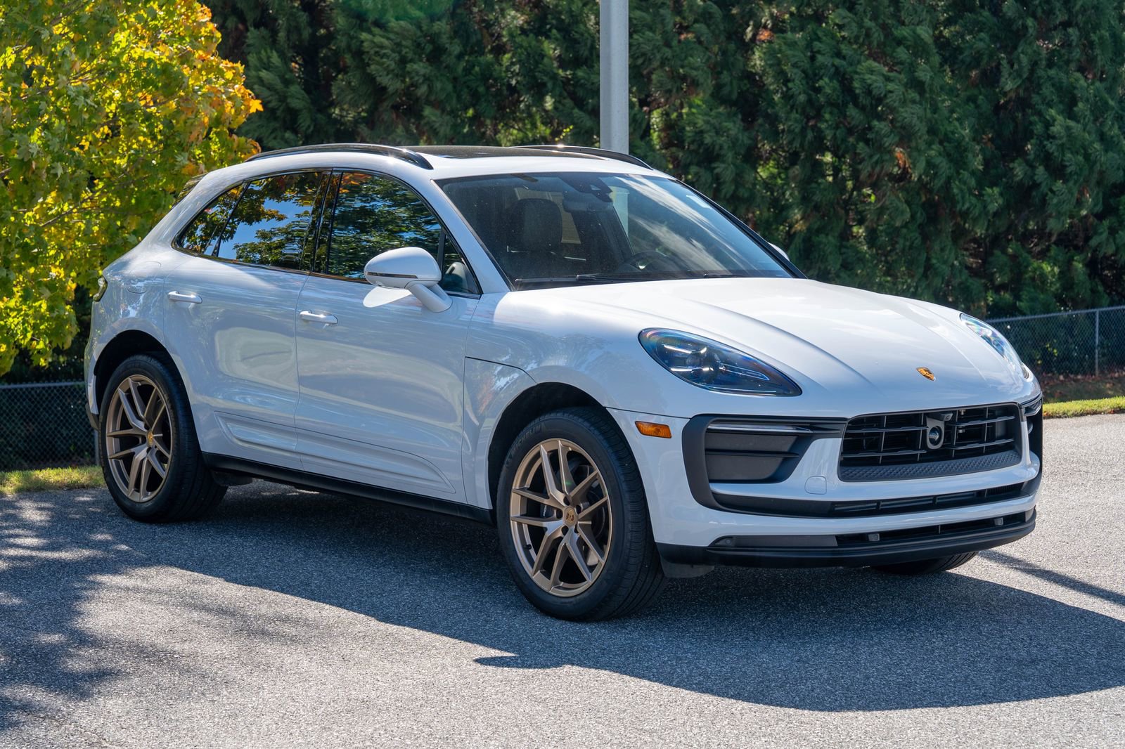 Certified 2025 Porsche Macan Base image 9