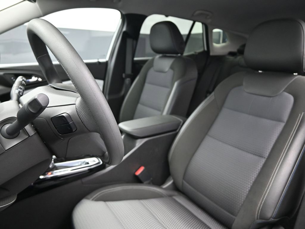 Used 2025 Chevrolet Trax LT image 14