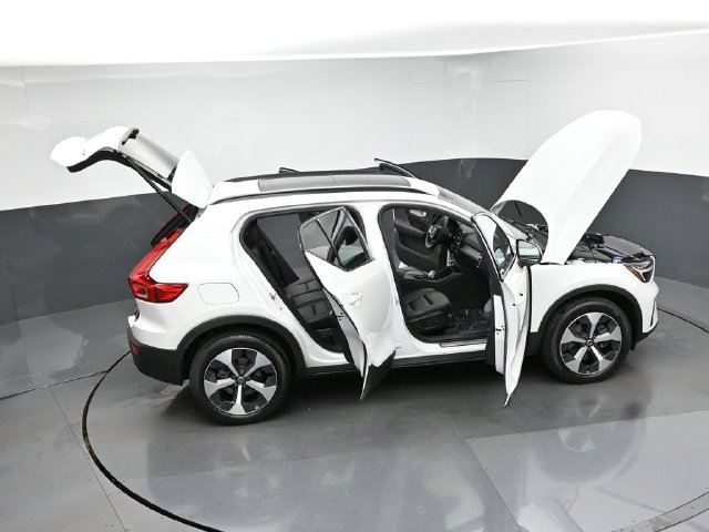 Used 2024 Volvo XC40 B5 Plus AWD/4WD image 45