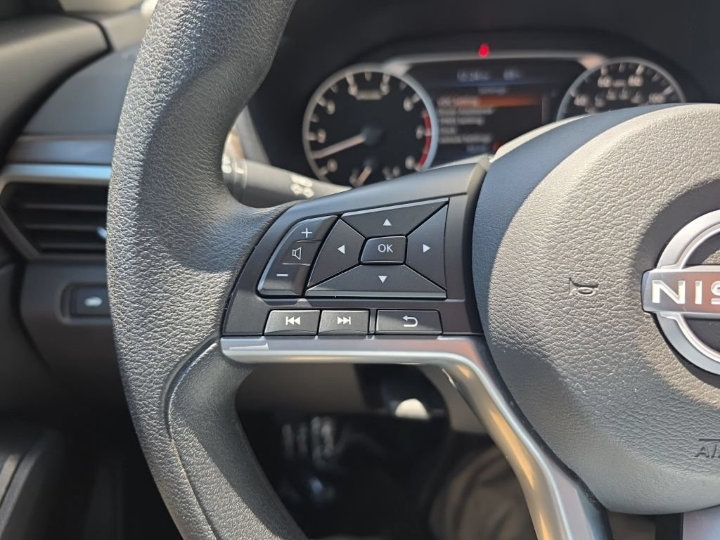 Used 2025 Nissan Altima 2.5 SV FWD image 14