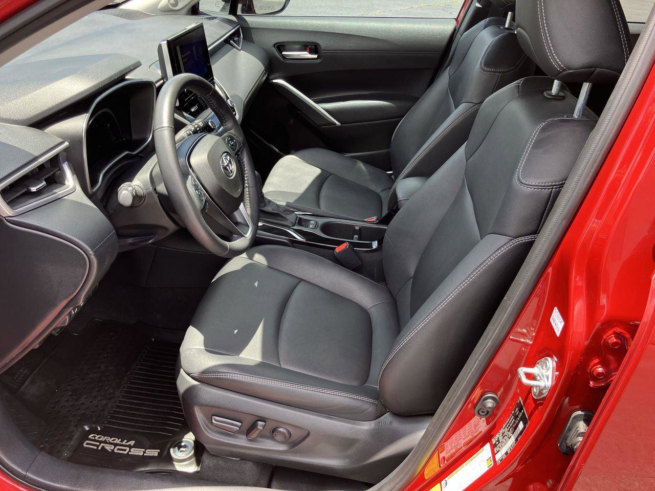 Used 2023 Toyota Corolla Cross XLE image 13