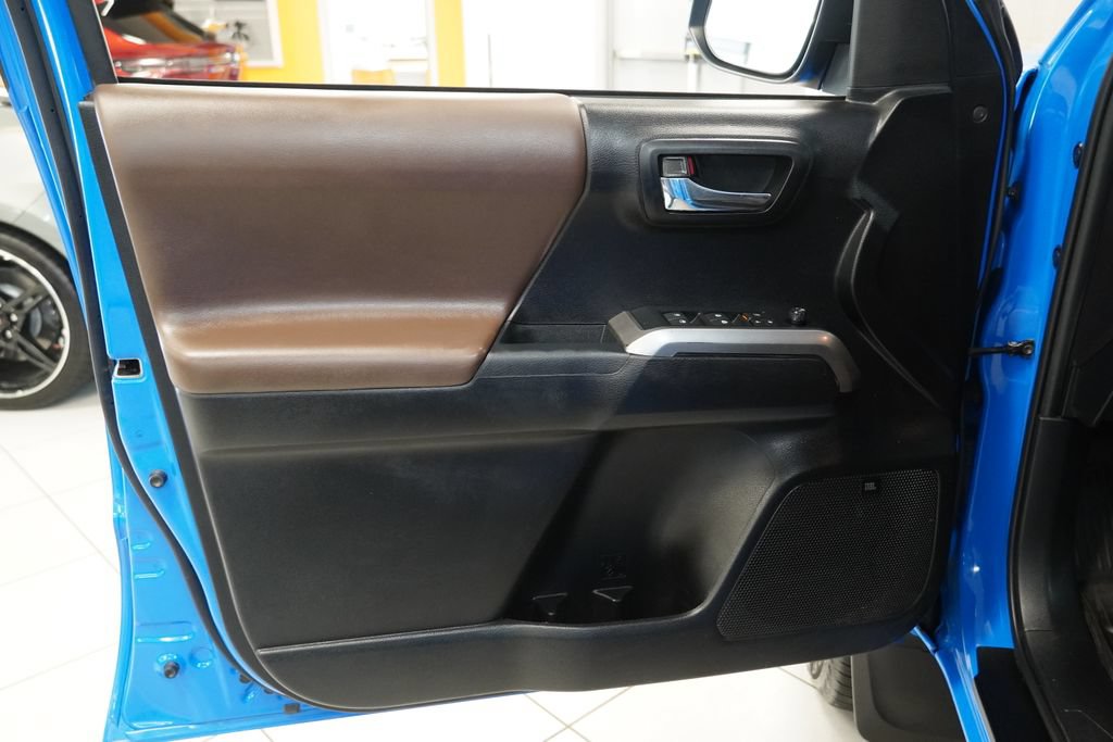 Used 2021 Toyota Tacoma Limited AWD/4WD image 17
