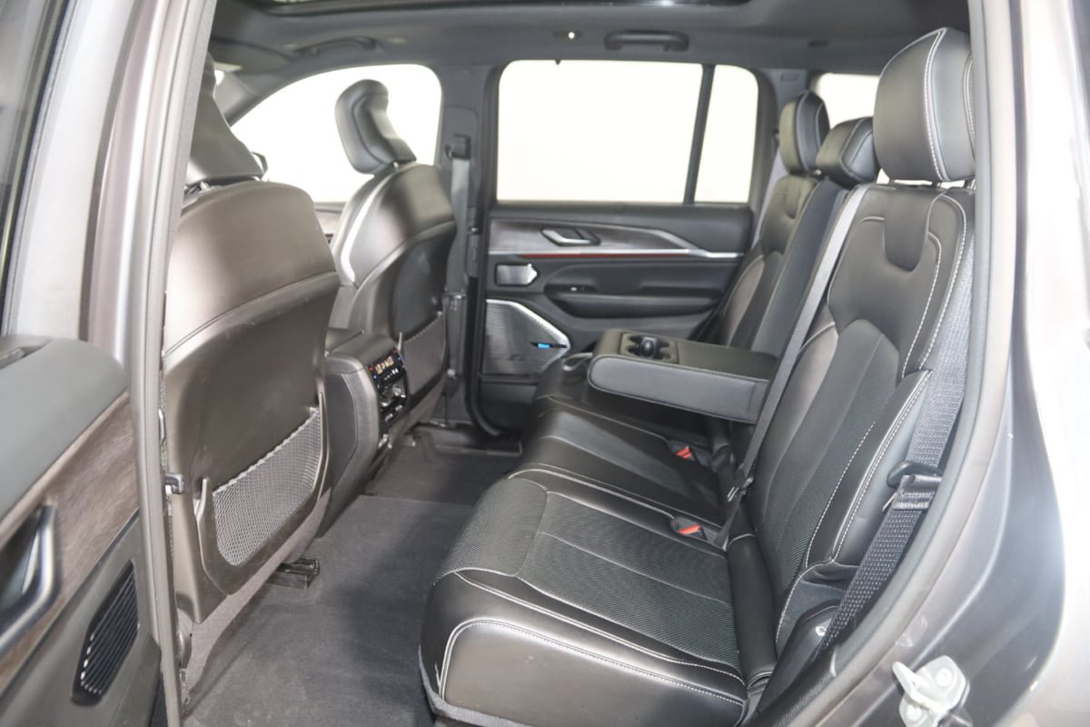 Used 2023 Jeep Grand Cherokee Overland w/ Luxury Tech Group IV AWD/4WD image 43