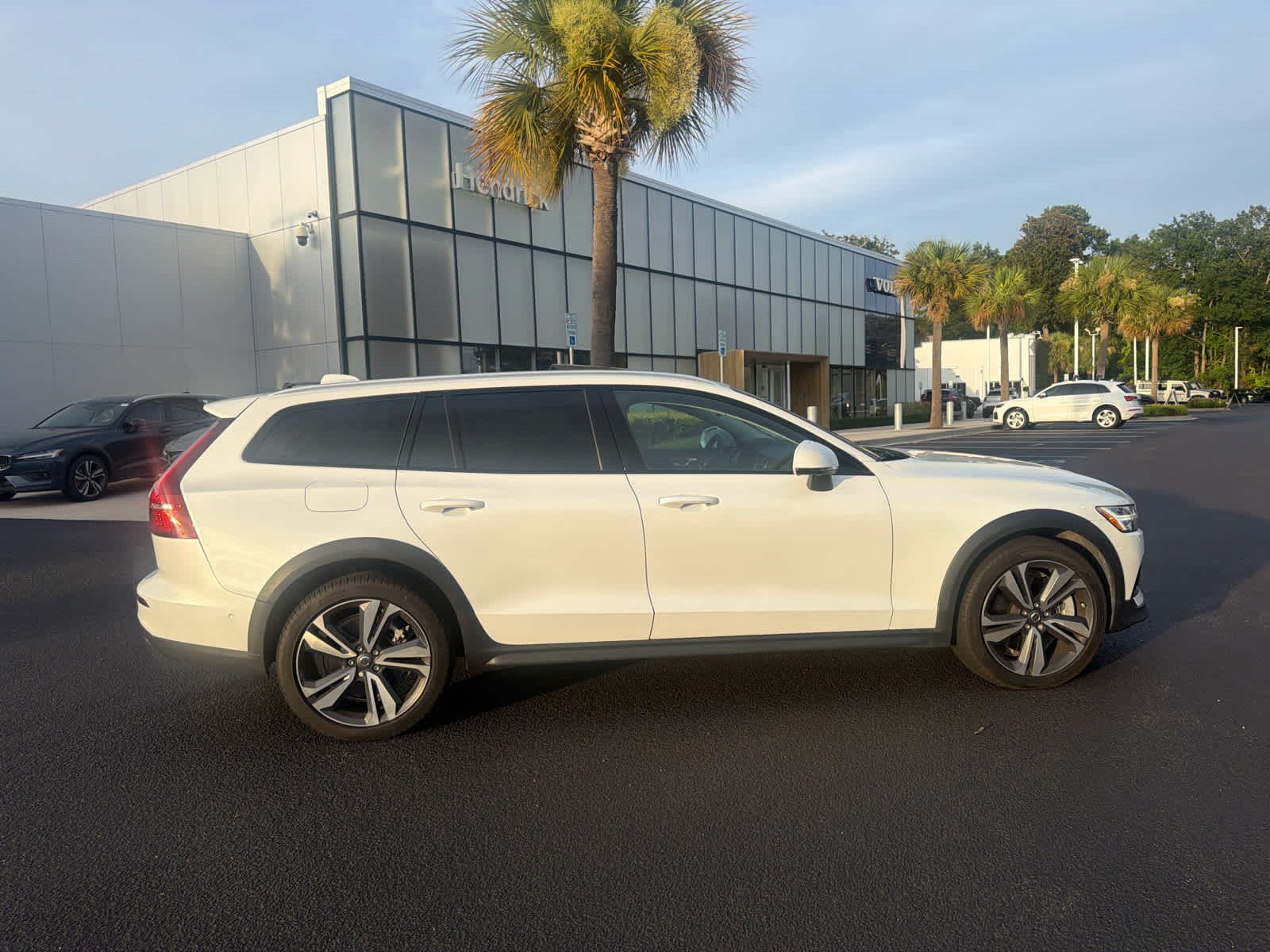 Used 2024 Volvo V60 B5 Cross Country Plus w/ Protection Package Premier AWD/4WD image 25