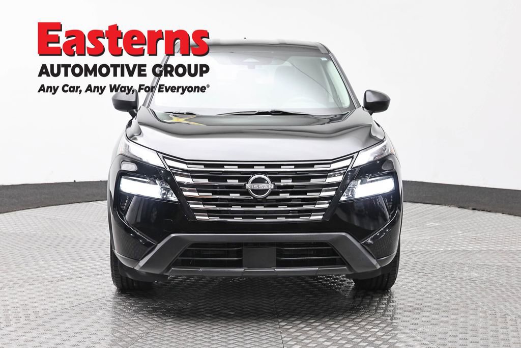 Used 2024 Nissan Rogue S AWD/4WD image 2