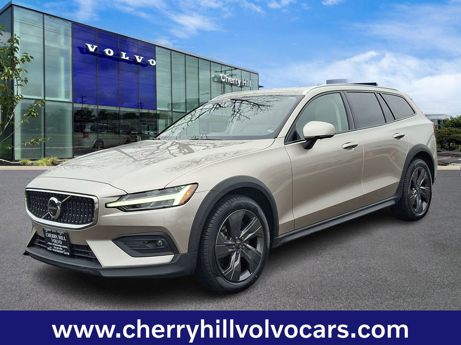 Certified 2023 Volvo V60 B5 Cross Country Plus w/ Protection Package Premier image 3