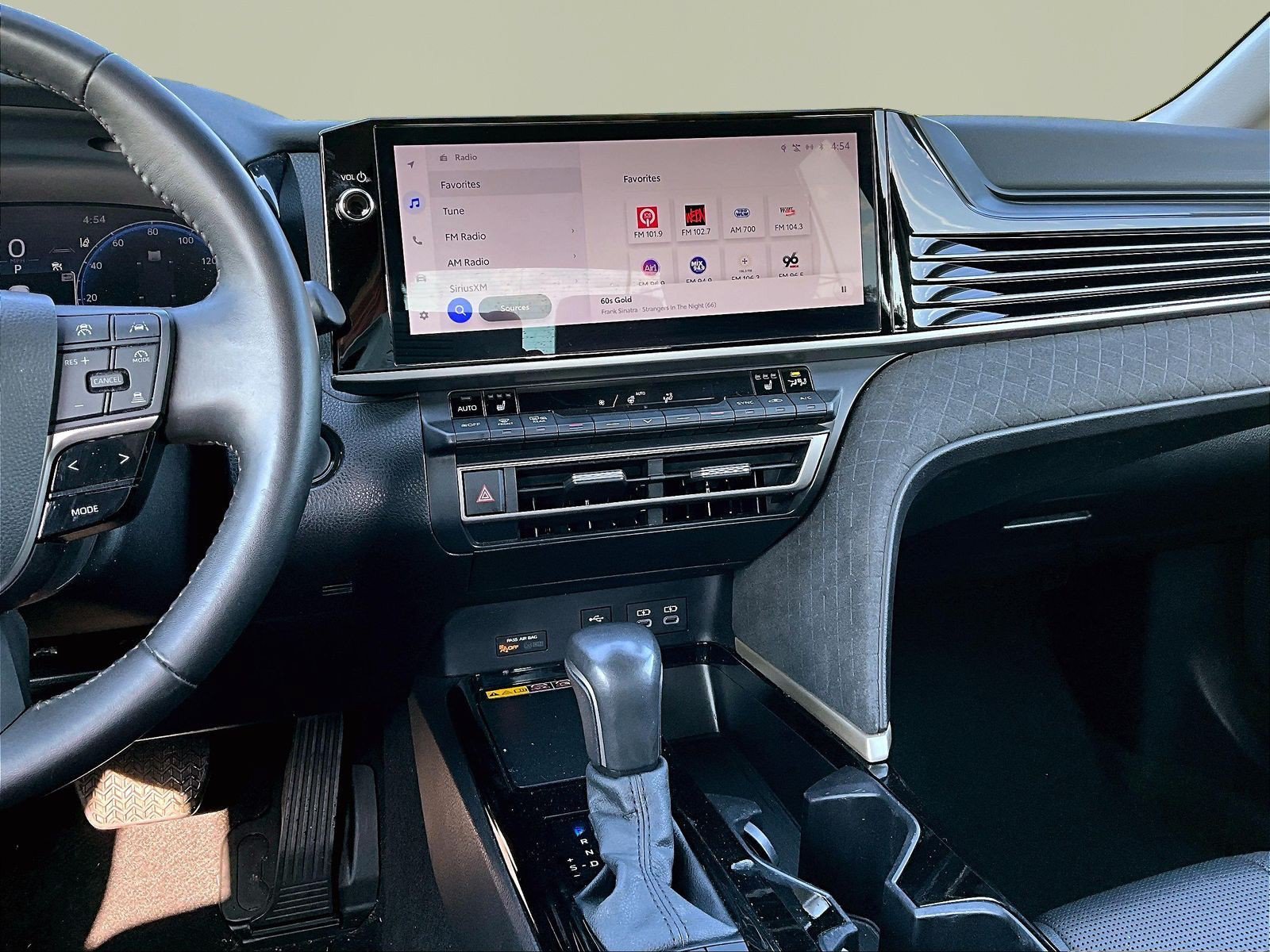 Used 2025 Toyota Camry XLE FWD image 9