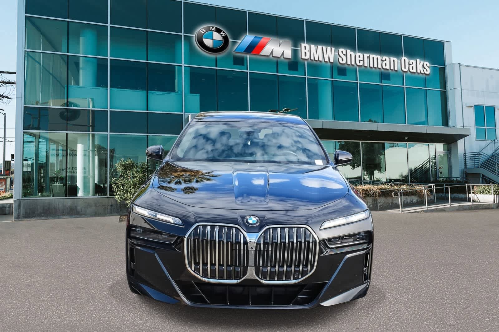 Used 2025 BMW 740i xDrive AWD/4WD image 2