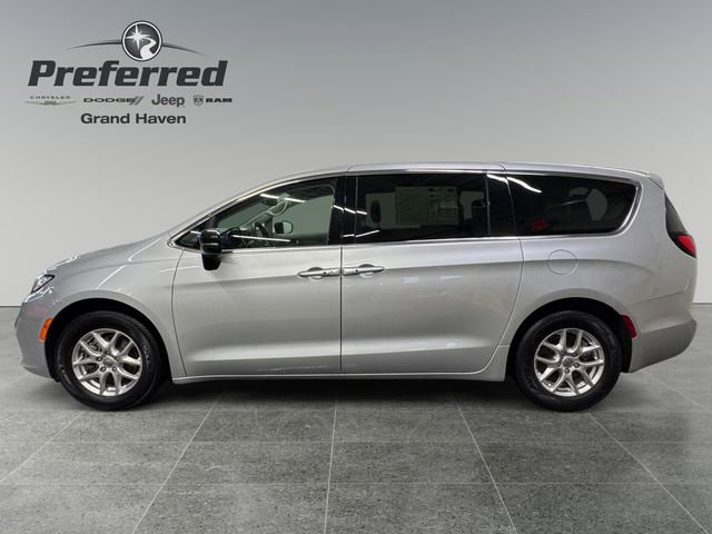 Used 2024 Chrysler Pacifica Touring-L FWD image 9