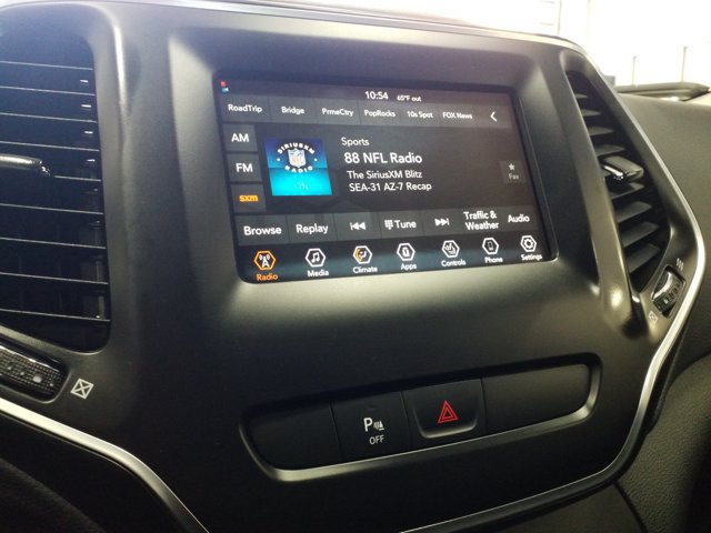 Used 2019 Jeep Cherokee Latitude Plus w/ Cold Weather Group AWD/4WD image 6