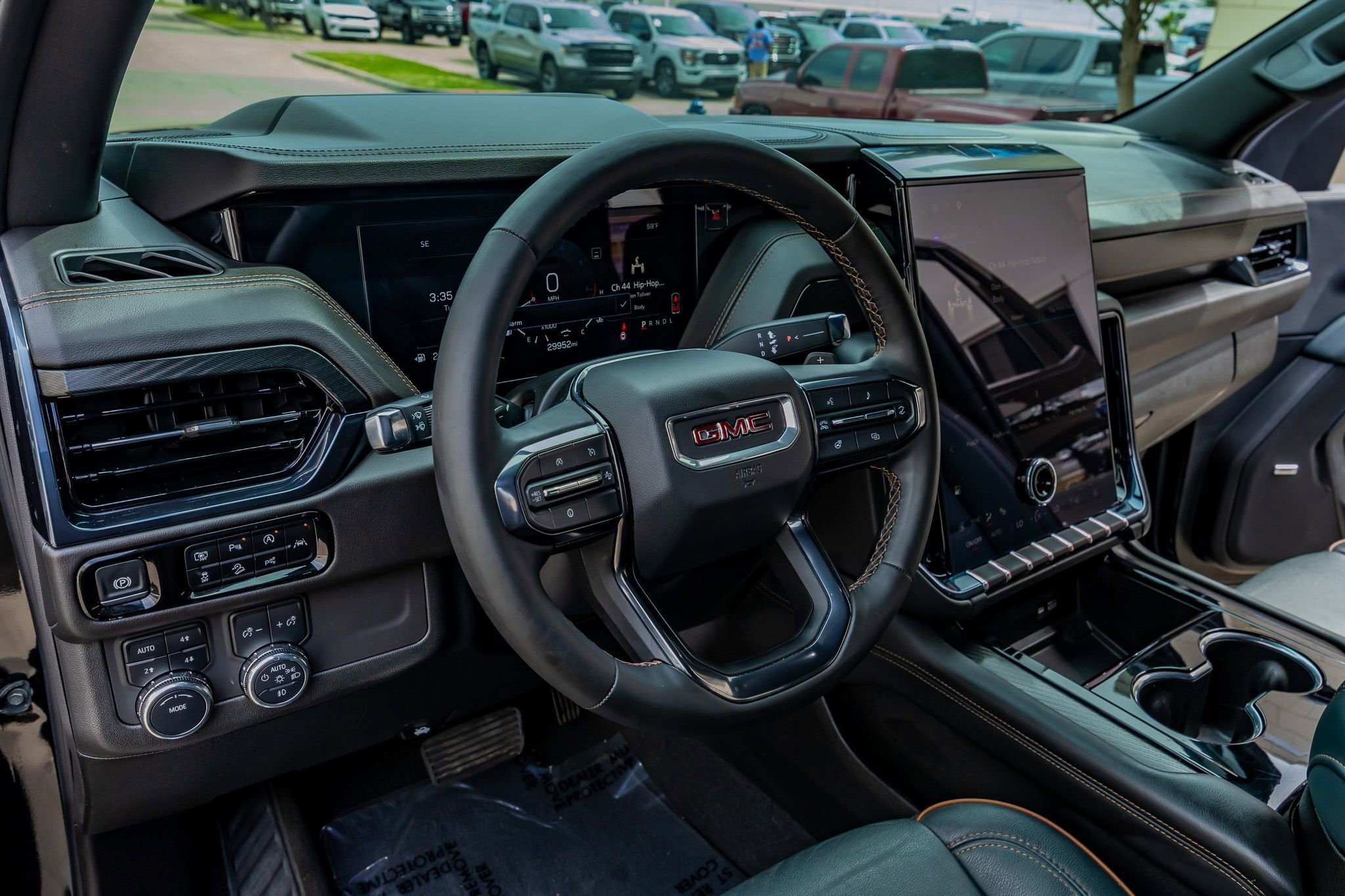 Used 2025 GMC Yukon AT4 w/ AT4 Premium Package AWD/4WD image 17