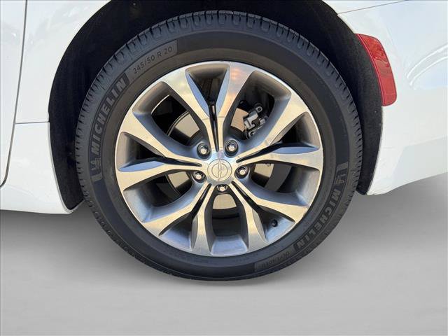 Used 2020 Chrysler Pacifica Limited w/ Tire & Wheel Group FWD image 19