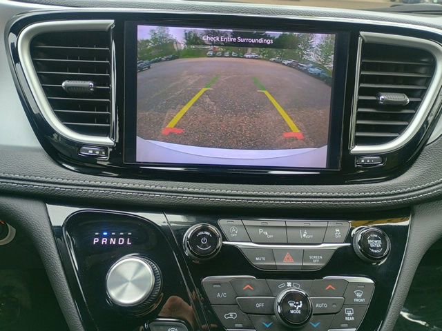 Used 2024 Chrysler Pacifica Touring FWD image 30