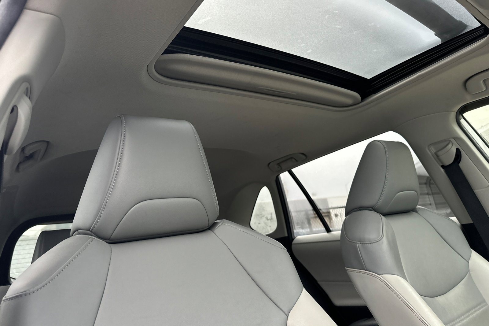 Used 2019 Toyota RAV4 XLE Premium image 19