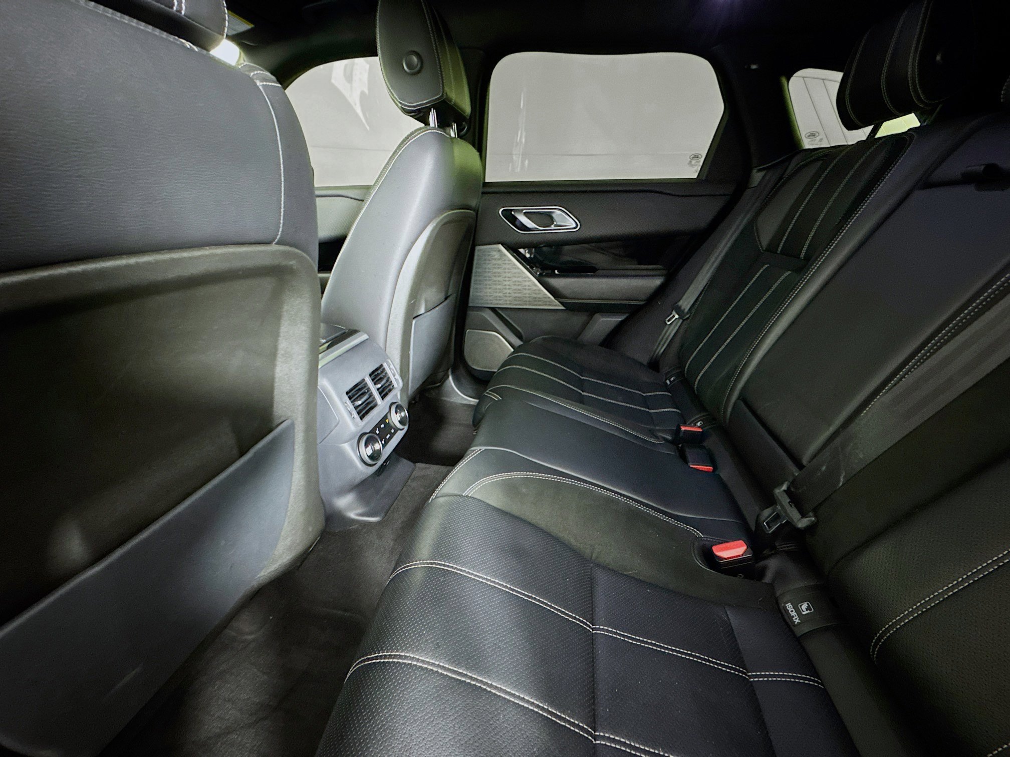 Used 2018 Land Rover Range Rover Velar R-Dynamic SE image 24