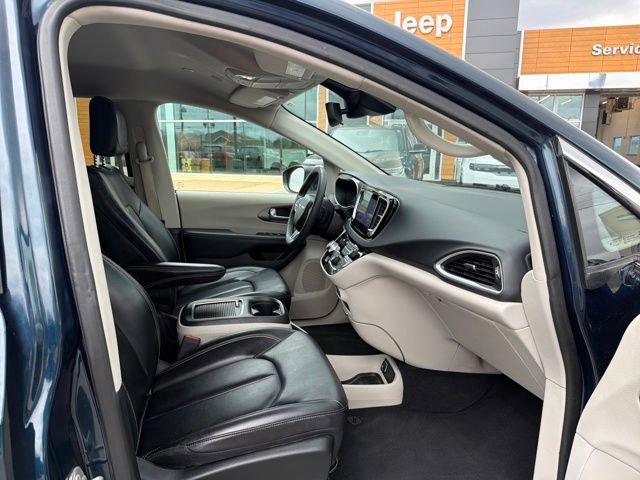 Used 2023 Chrysler Pacifica Touring-L image 31