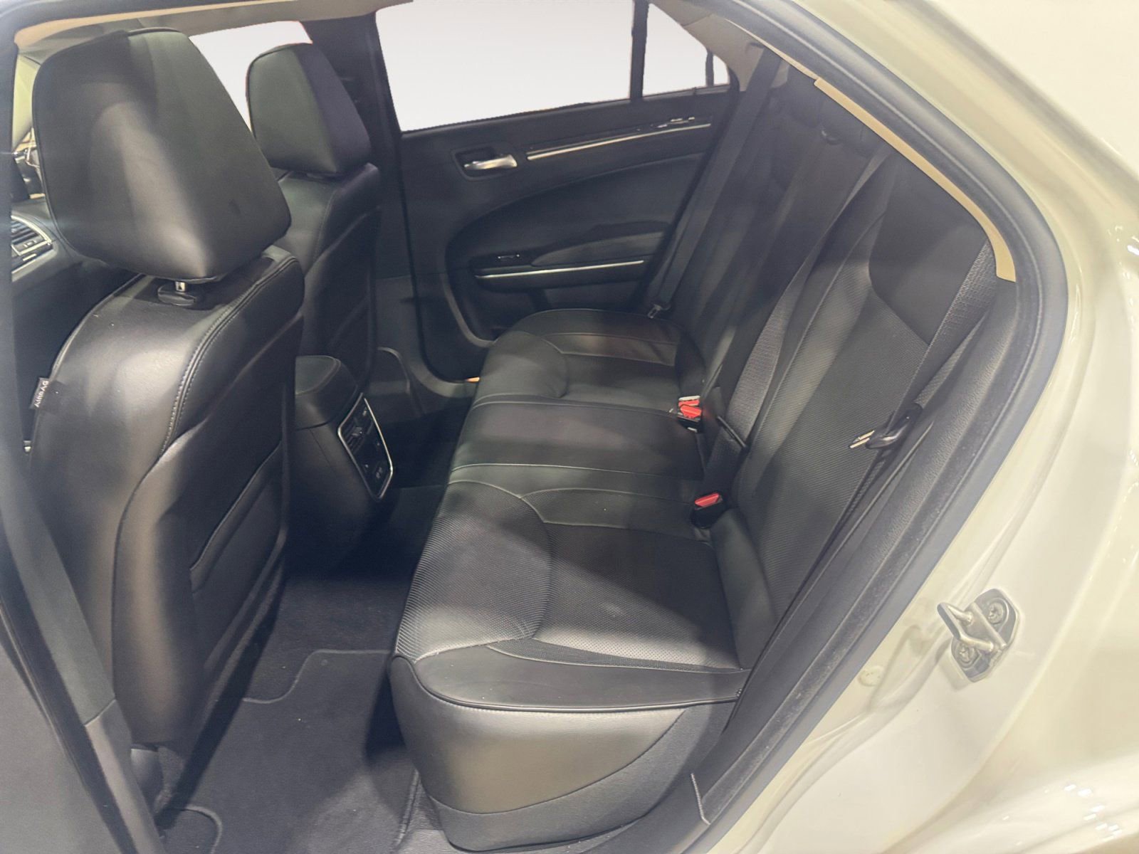 Used 2019 Chrysler 300 Limited w/ Light Group image 17