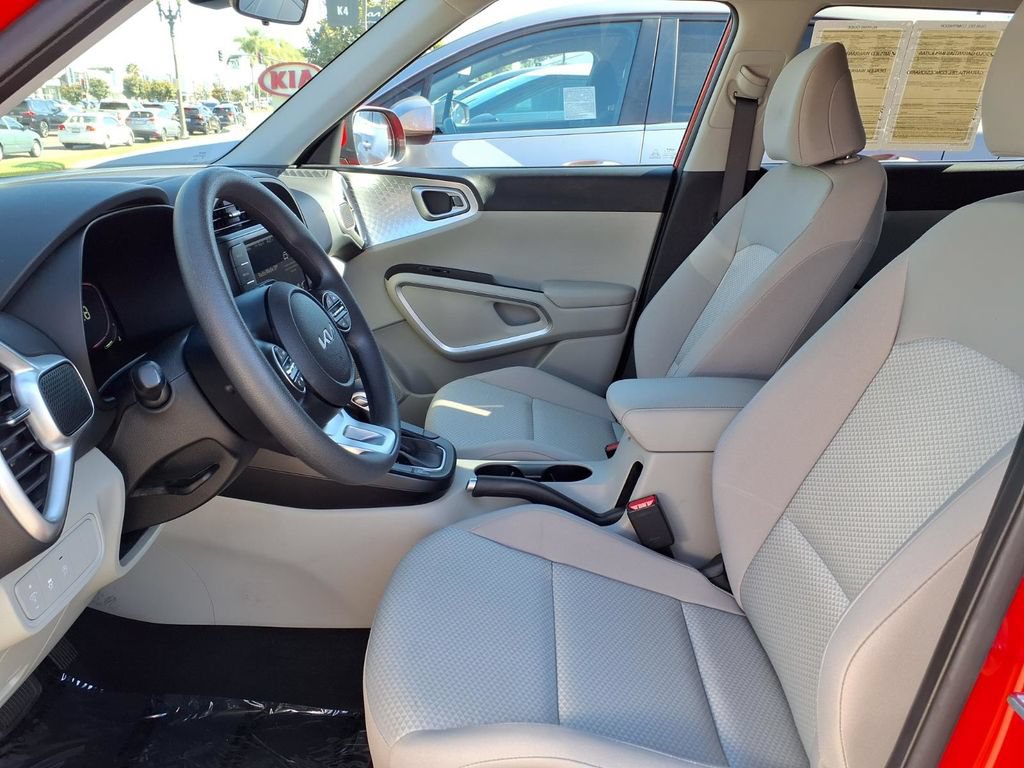 Certified 2025 Kia Soul LX w/ LX Technology Package FWD image 8