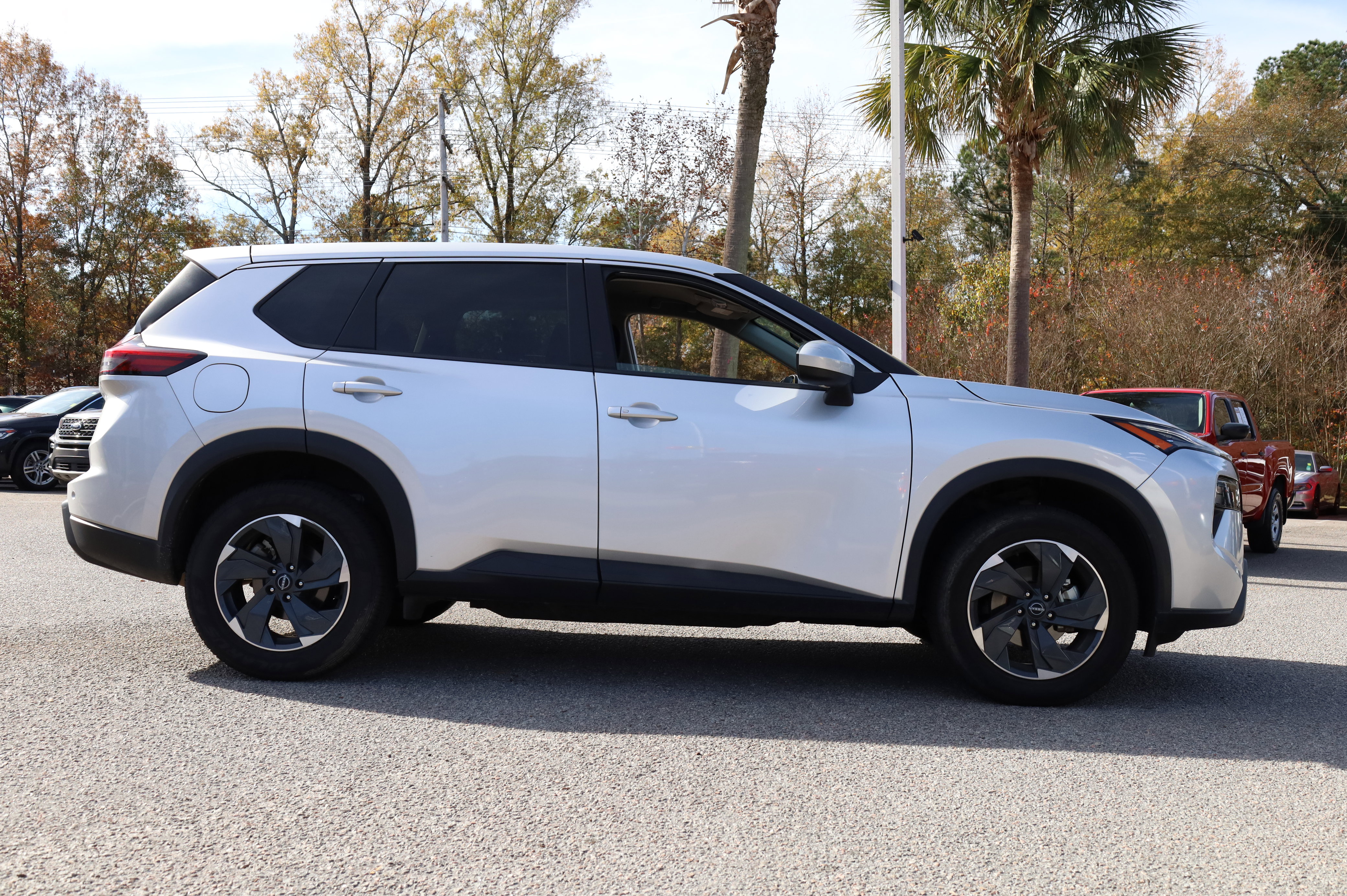 Used 2024 Nissan Rogue SV image 2