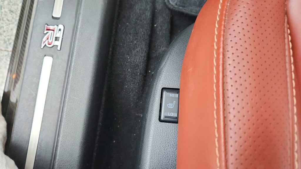 Used 2017 Nissan GT-R Premium w/ Premium Interior Package image 16