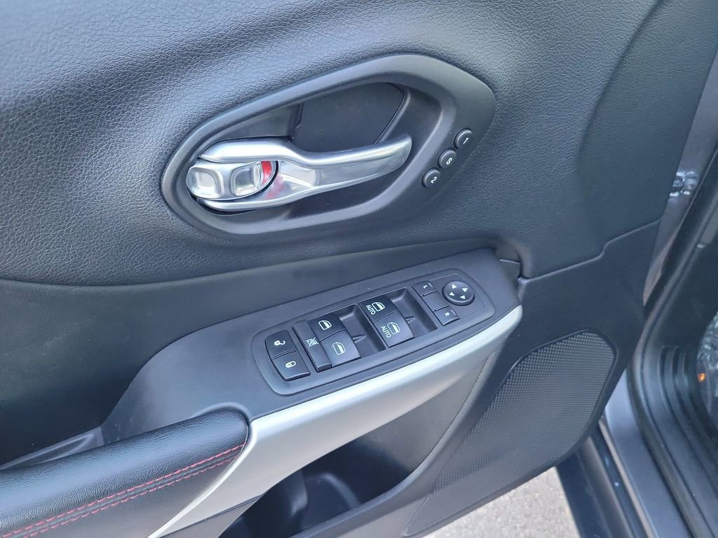 Used 2018 Jeep Cherokee Trailhawk image 17