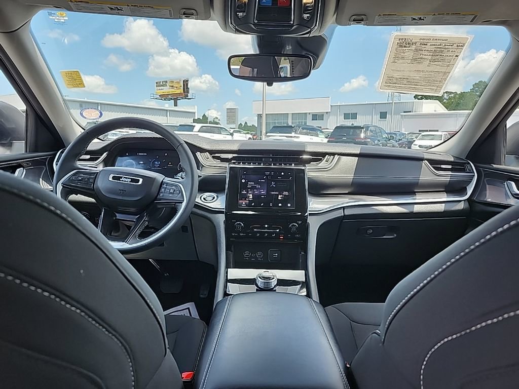 Certified 2023 Jeep Grand Cherokee Laredo image 3