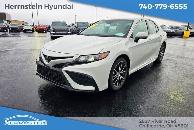 Used 2023 Toyota Camry SE image 3