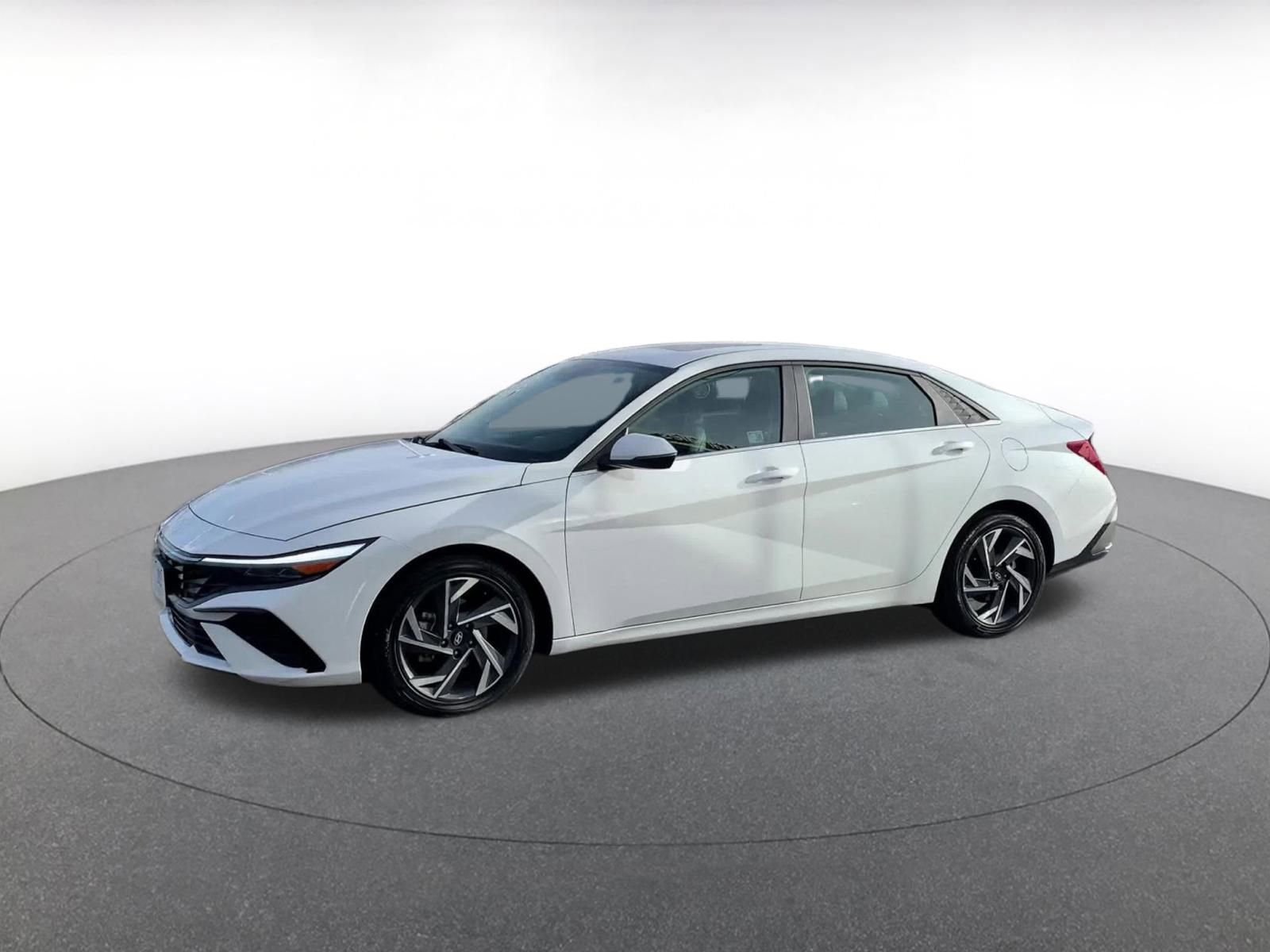 Used 2025 Hyundai Elantra Limited image 8