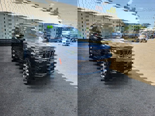 Used 2023 Jeep Grand Cherokee Laredo image 5