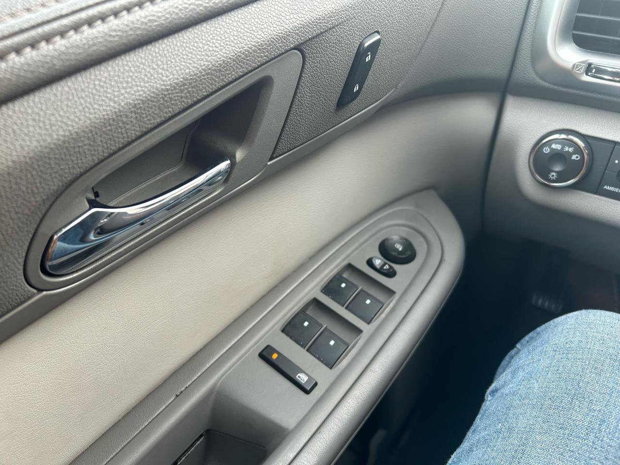 Used 2015 GMC Acadia SLE FWD image 28