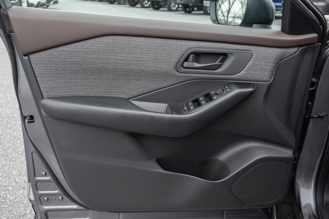 Used 2023 Nissan Rogue S image 13