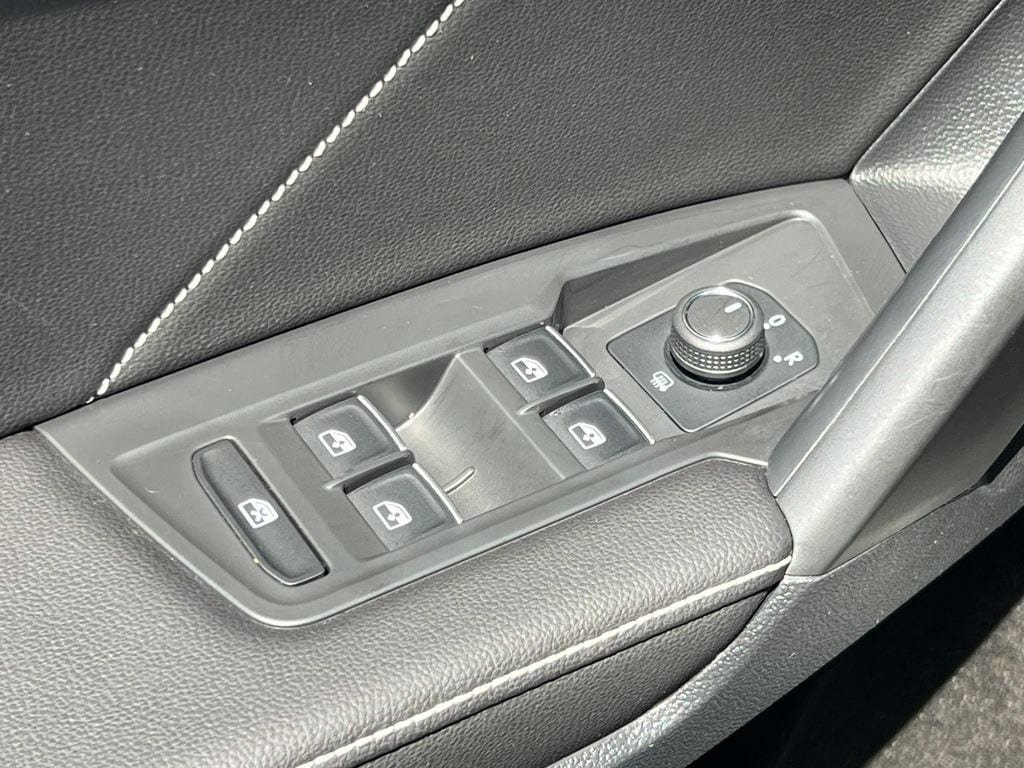 Used 2023 Volkswagen Tiguan SE R-Line AWD/4WD image 9