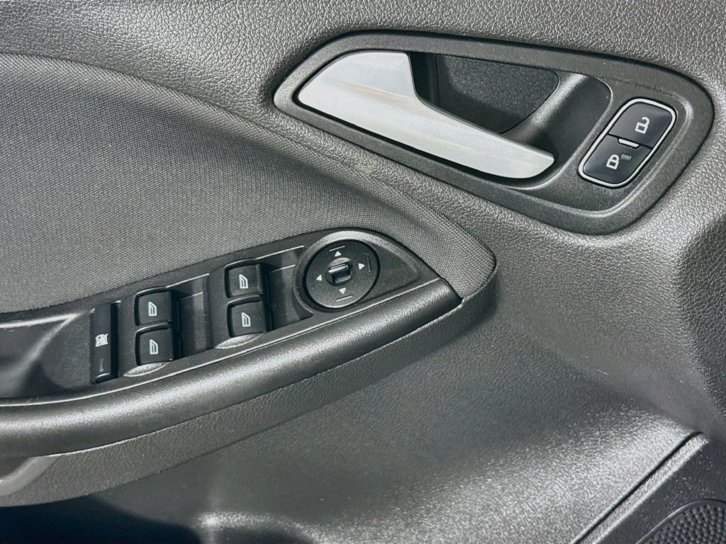 Used 2017 Ford Focus SE FWD image 22