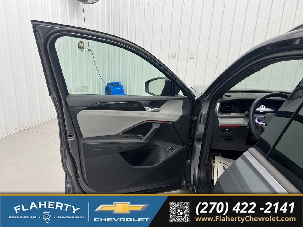 Used 2025 Volkswagen Tiguan SE R-Line AWD/4WD image 8