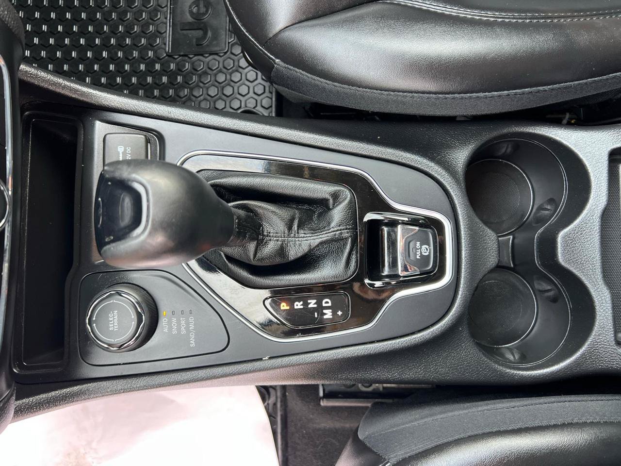 Used 2019 Jeep Cherokee Latitude Plus AWD/4WD image 25