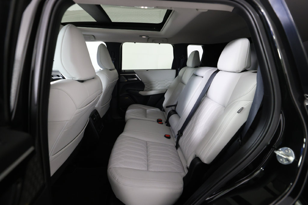 Used 2025 Mitsubishi Outlander AWD image 15