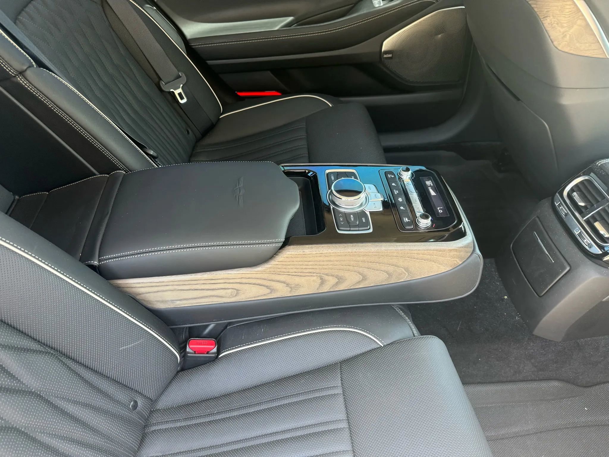 Used 2022 Genesis G90 3.3T Premium RWD image 31