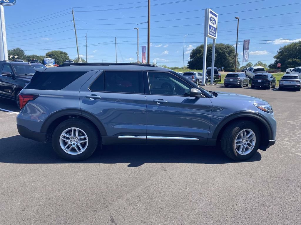 Used 2025 Ford Explorer Active RWD image 2