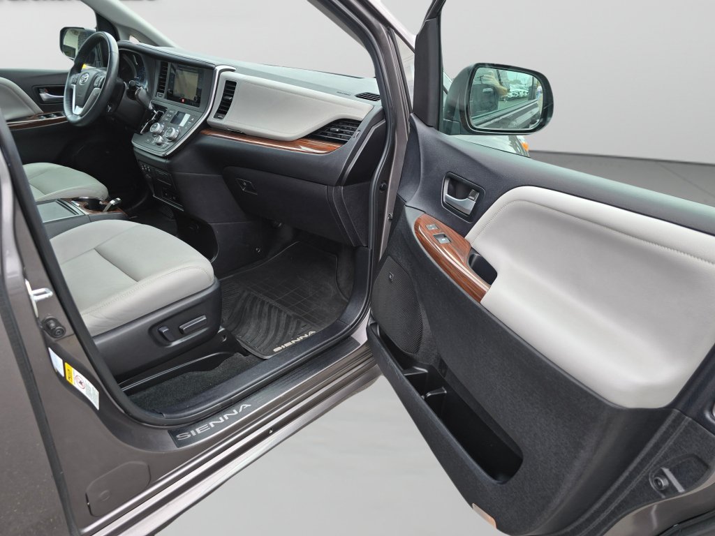 Used 2015 Toyota Sienna Limited Premium AWD/4WD image 36