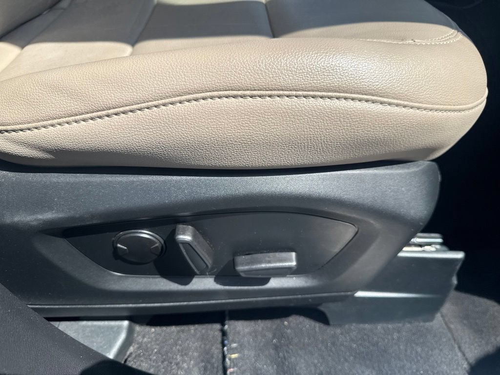 Used 2023 Ford Explorer Limited w/ Equipment Group 301A AWD/4WD image 43