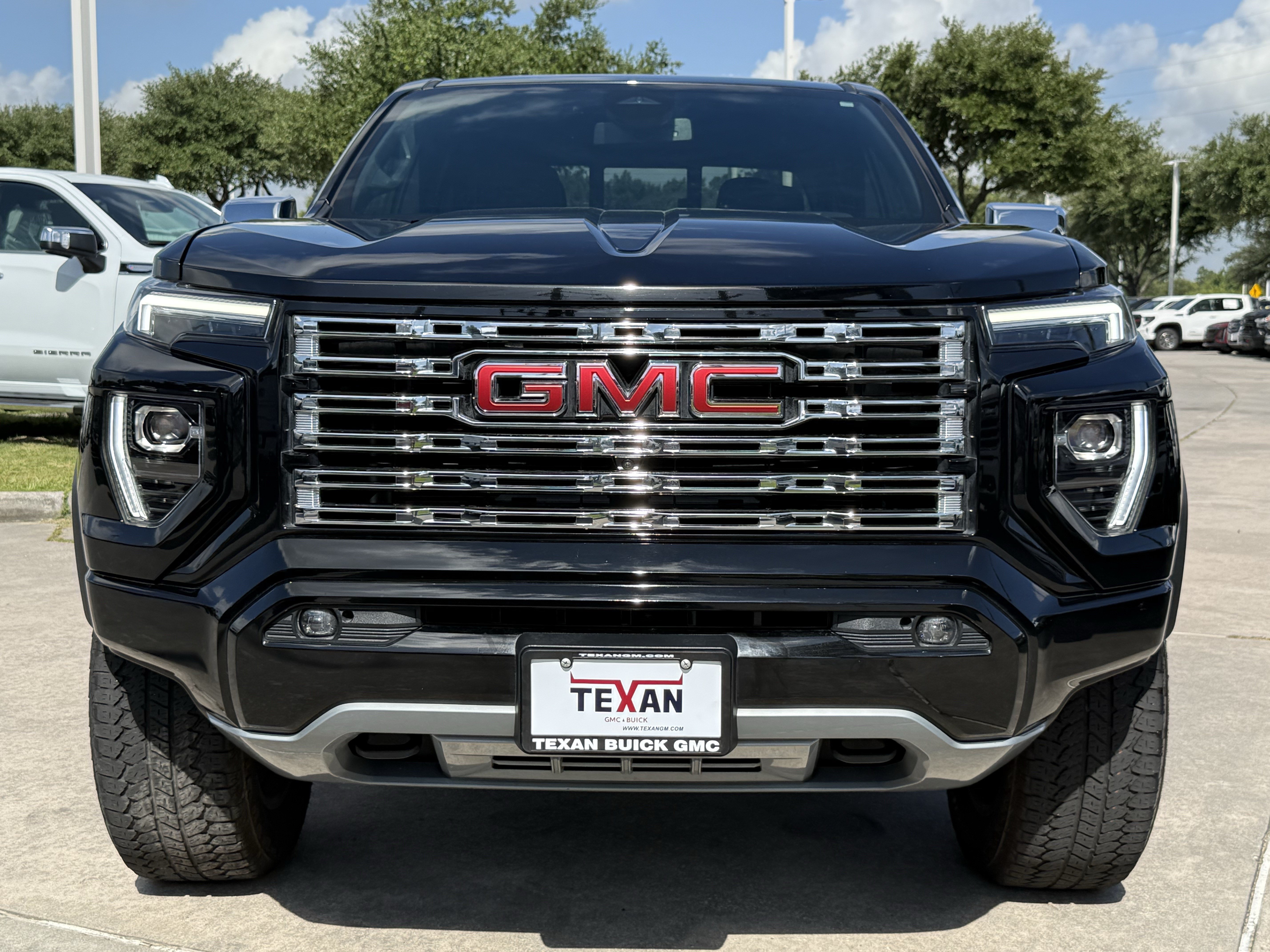 Used 2023 GMC Canyon Denali w/ Denali Black Edition AWD/4WD image 10