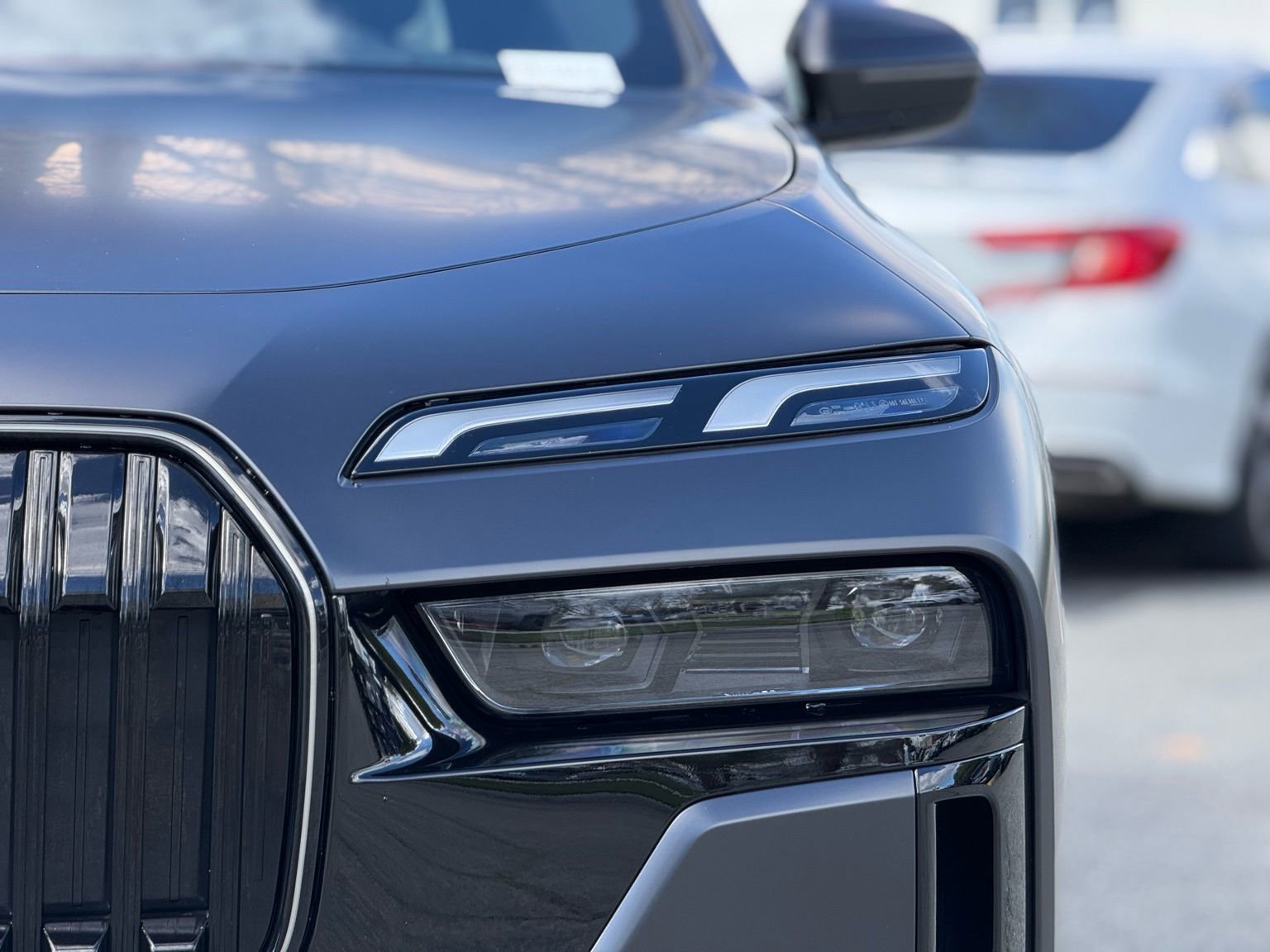 Used 2025 BMW 760i xDrive w/ Premium Package image 13