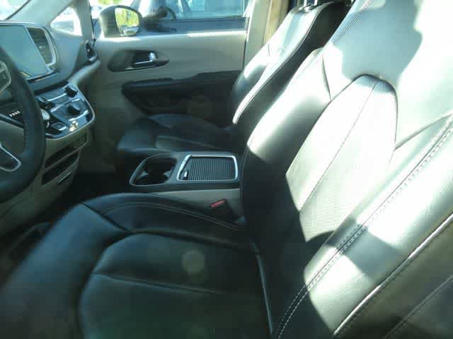 Used 2023 Chrysler Pacifica Touring-L FWD image 5