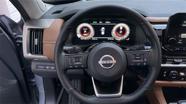 Used 2025 Nissan Pathfinder Platinum image 14