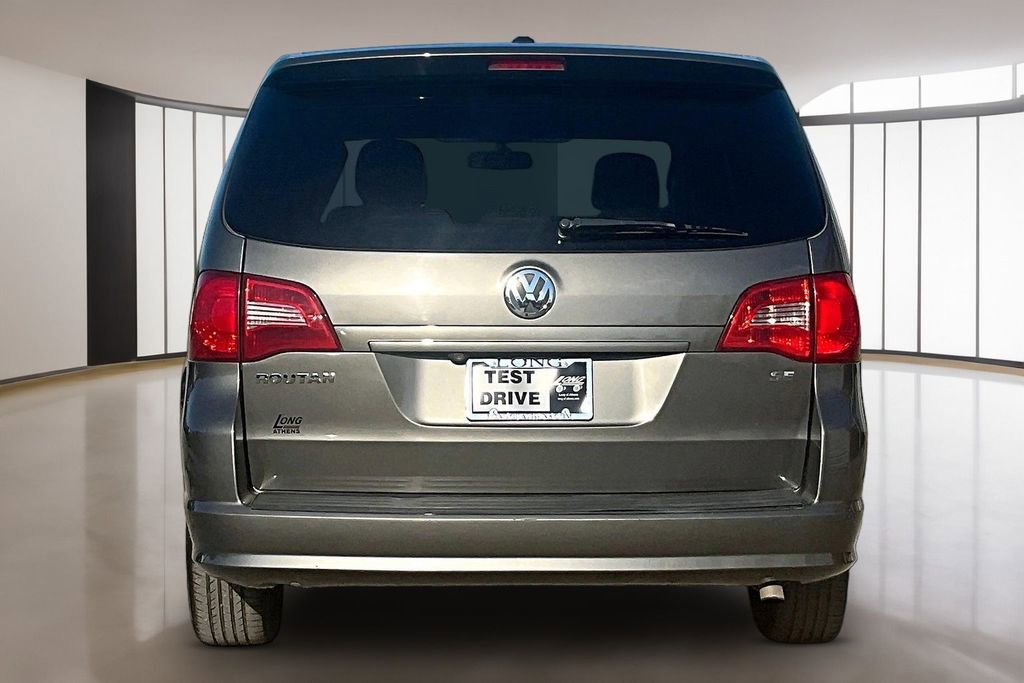 Used 2010 Volkswagen Routan SE FWD image 4