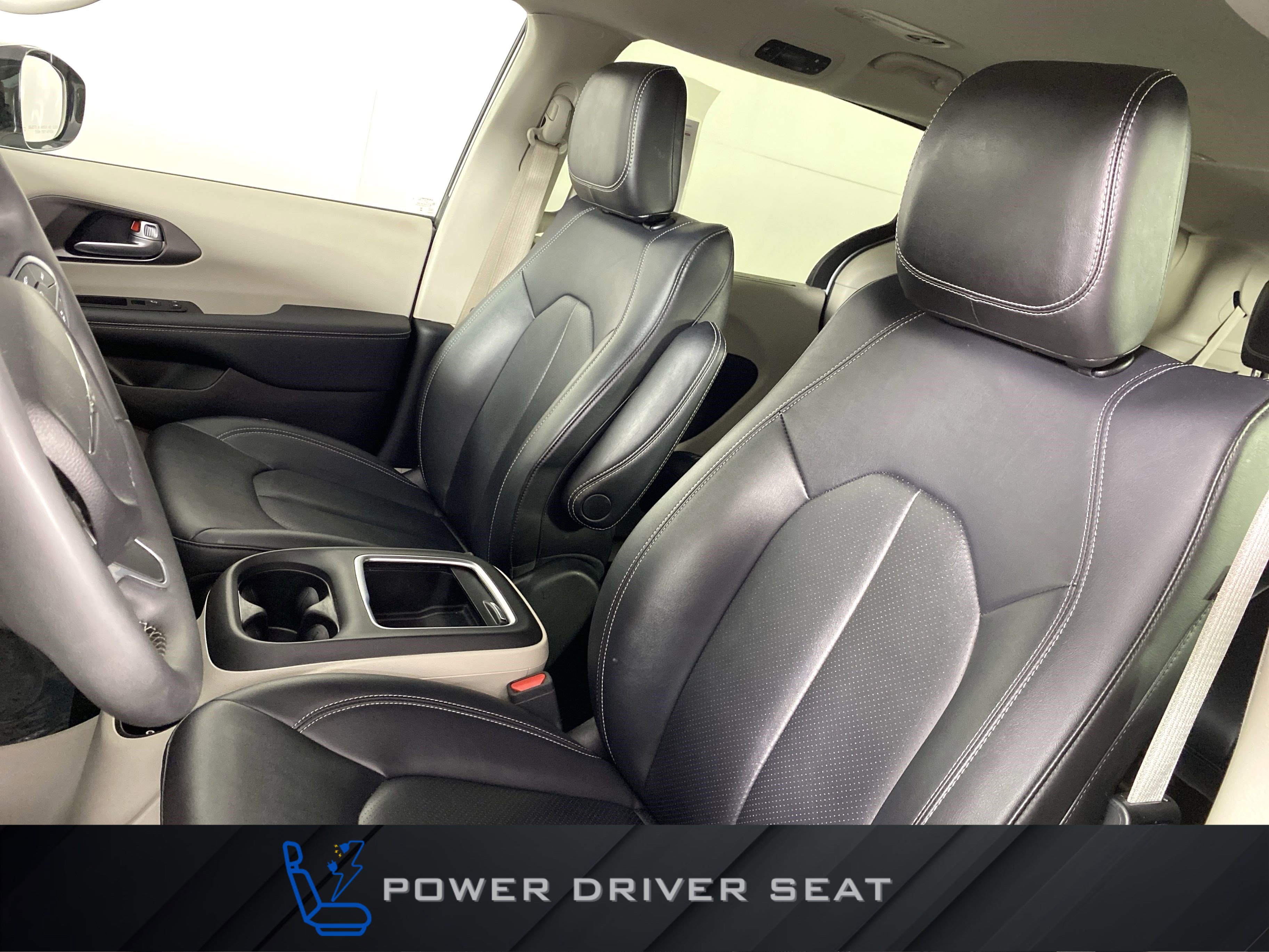 Used 2024 Chrysler Pacifica Touring-L image 16