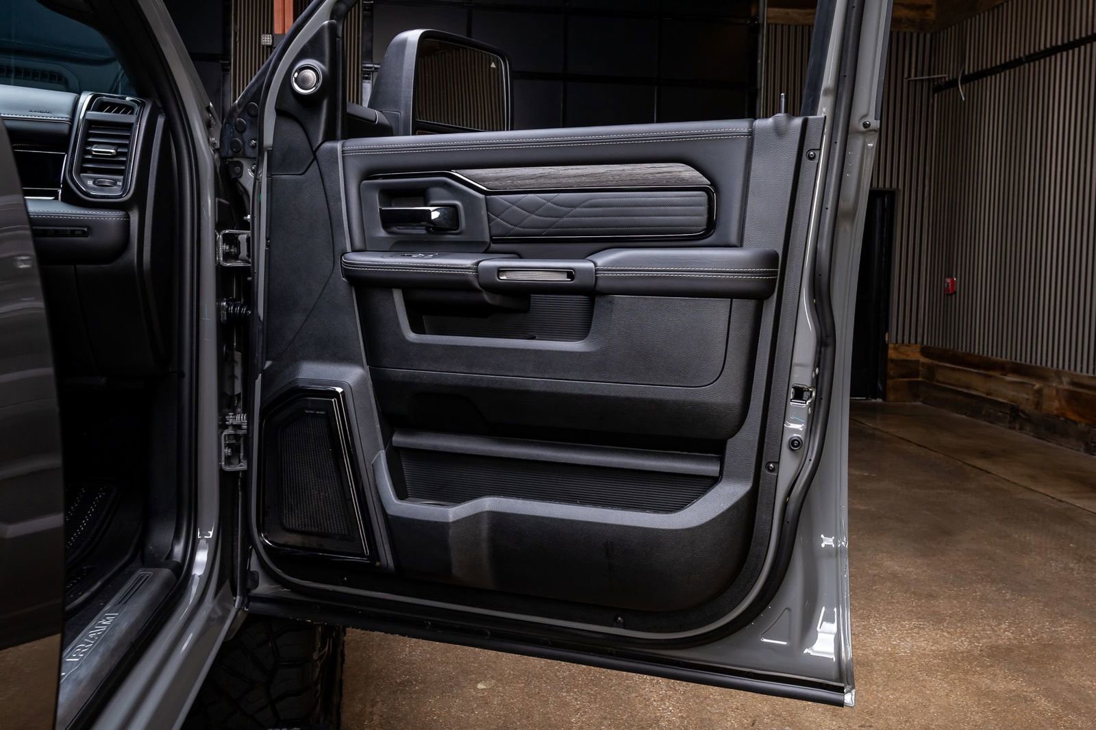 Used 2025 RAM 3500 Limited AWD/4WD image 38