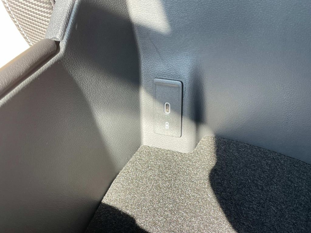 Used 2025 Volkswagen Atlas Cross Sport SE image 30