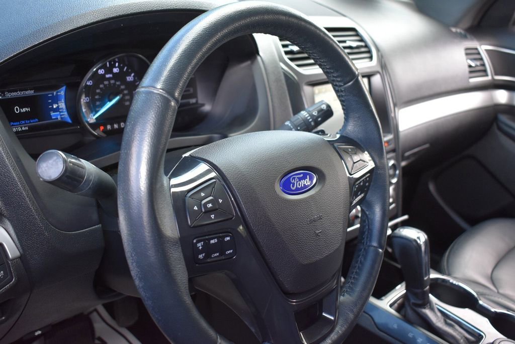 Used 2017 Ford Explorer XLT w/ Equipment Group 202A AWD/4WD image 10